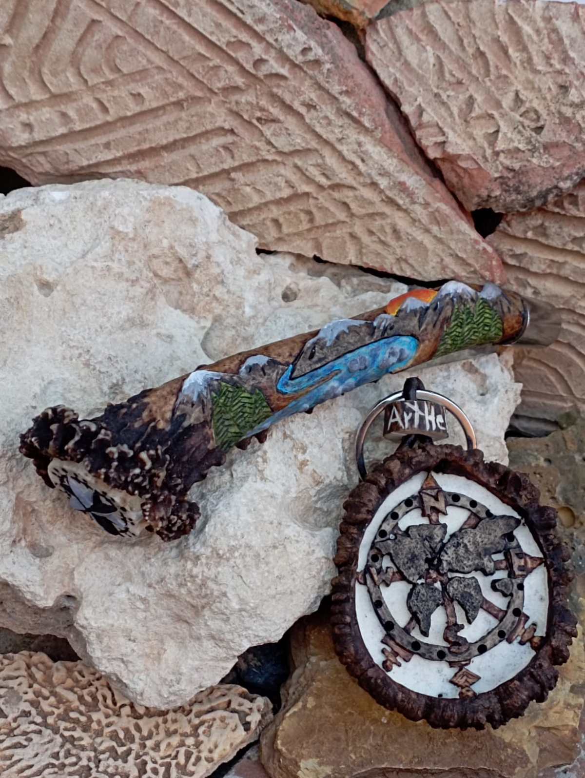 Navajas y llaveros montañeros tallados en&nbsp;hueso